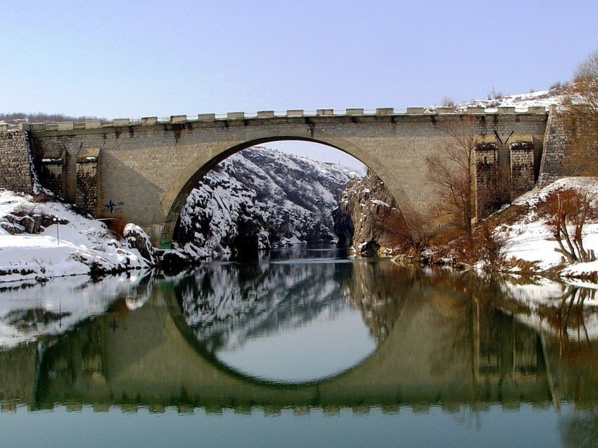 Një person dyshohet se është hedhur nga Ura e Fshejtë në Gjakovë, la një letër në veturën e tij