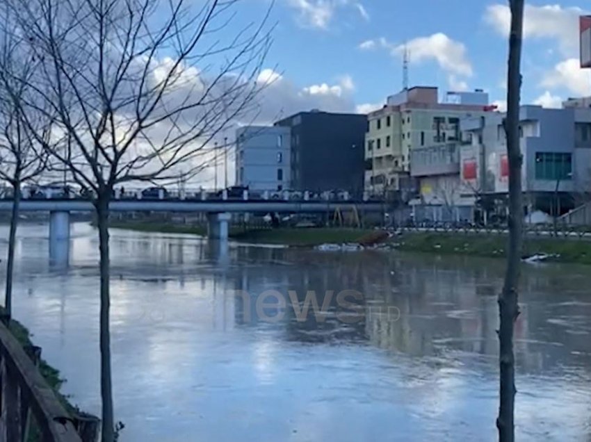 Reshjet e shiut, lumenjtë Drin e Mat rrezikojnë daljen nga shtrati