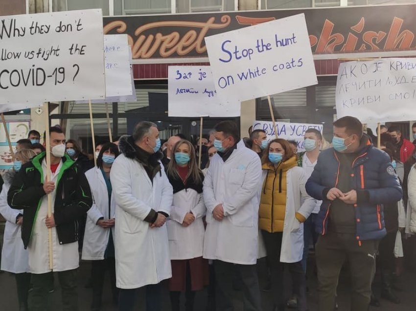 Punëtorët shëndetësorë protestojnë në veri: Ndaloni gjuetinë ndaj mantelbardhëve