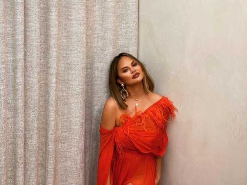 Chrissy Teigen bëhet gati për tapetin e kuq edhe pse nuk ka një të tillë