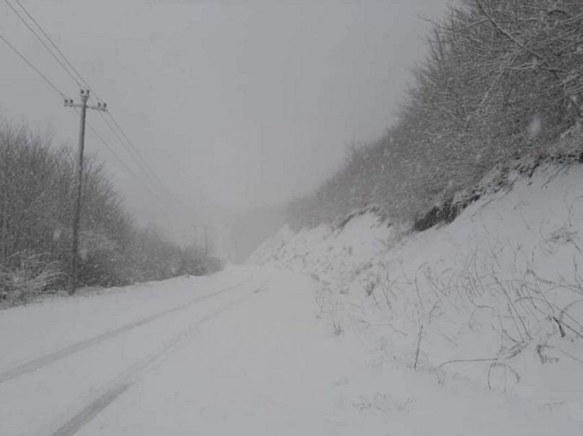 Situata në Elbasan/ Dëbora arrin në lartësinë 10 cm, mbyllen shkollat e katër fshatrave nga ujërat e përrenjve