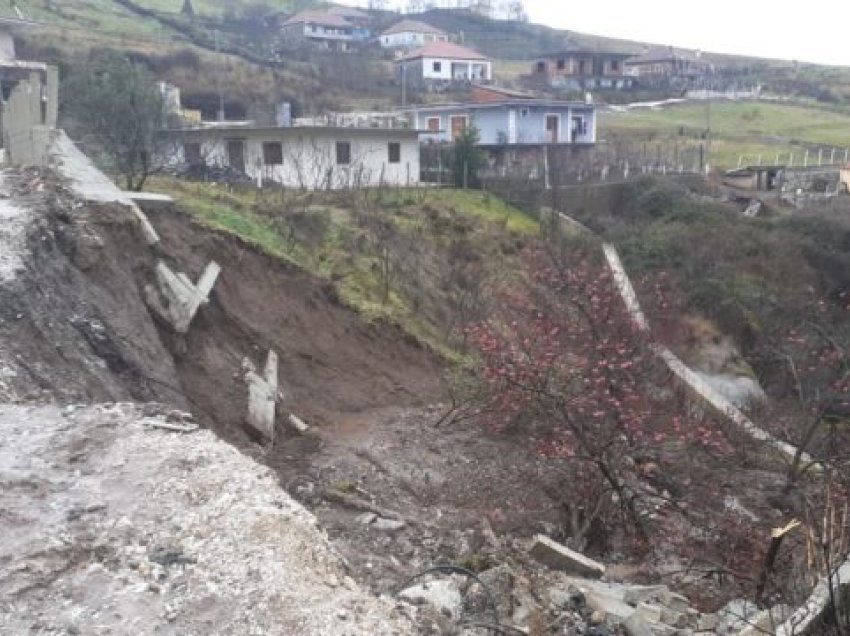 Rrëshqitje dheu në Librazhd, rrezikohen disa banesa