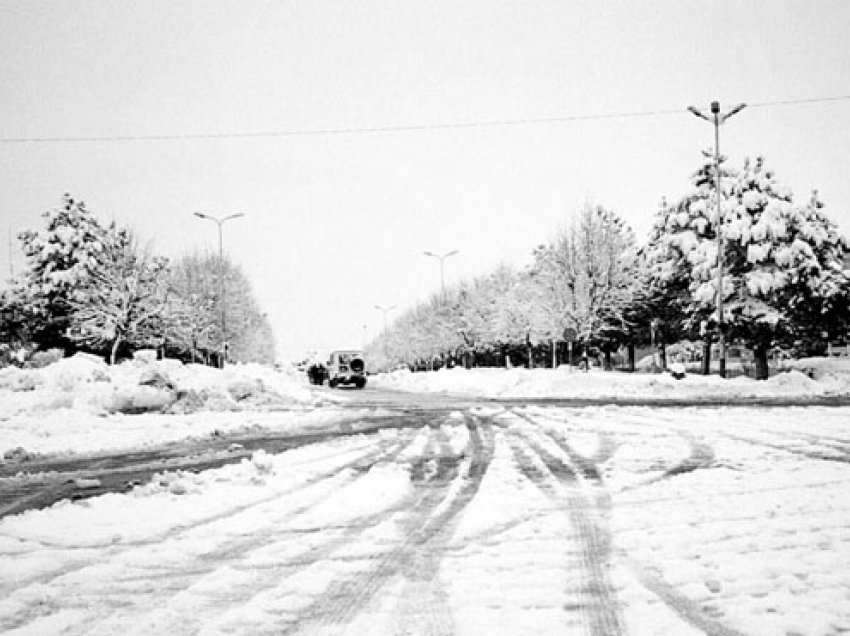 Bora në Korçë, autoritetet i bëjnë thirrje shoferëve që të përdorin zinxhirë