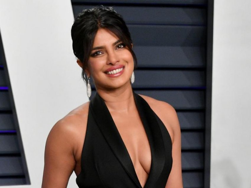 Priyanka Chopra flet haptazi për operacionin e saj të hundës, thotë se ajo nuk ishte më vetvetja