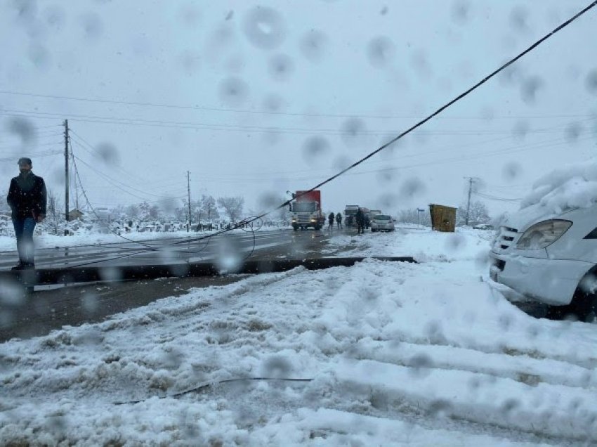 ​Rrëzohet shtylla elektrike, krijohen kolona të gjata në magjistralen Prishtinë-Mitrovicë