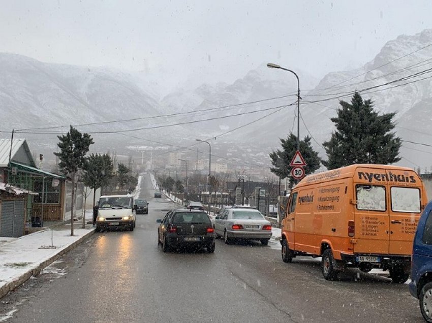 Dëbora zbardh Bulqizën, vështirësi qarkullimi në aksin nacional