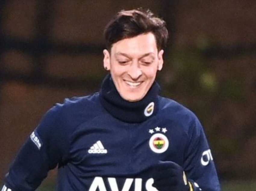 Ozil emocionon tifozët turq