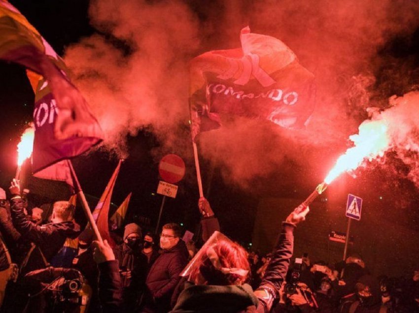 Ligji që ndalon abortin/ Hyn në fuqi në Poloni, shpërthejnë protestat në vend