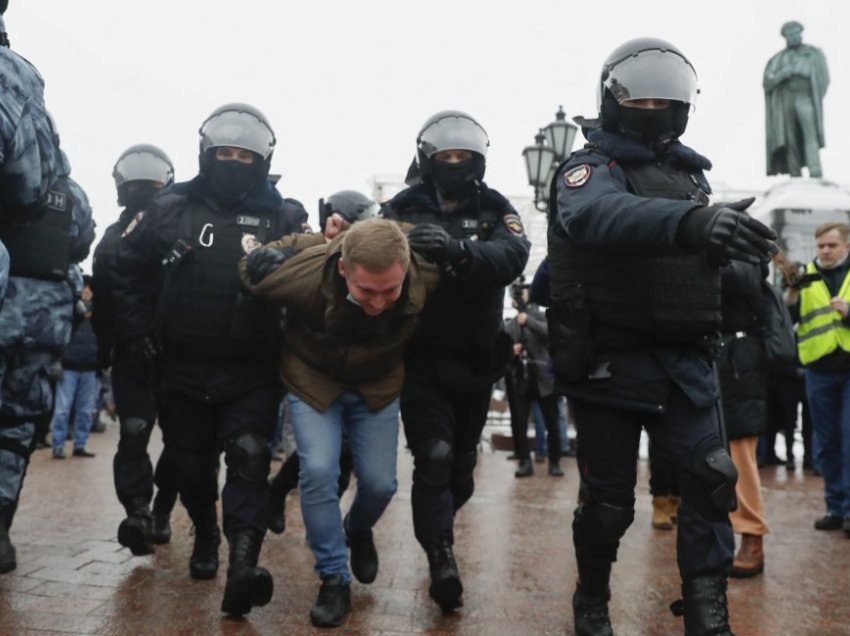 Mësuesi që iu bashkua protestës për Navalnyn, shkarkohet për “veprim të pamoralshëm”