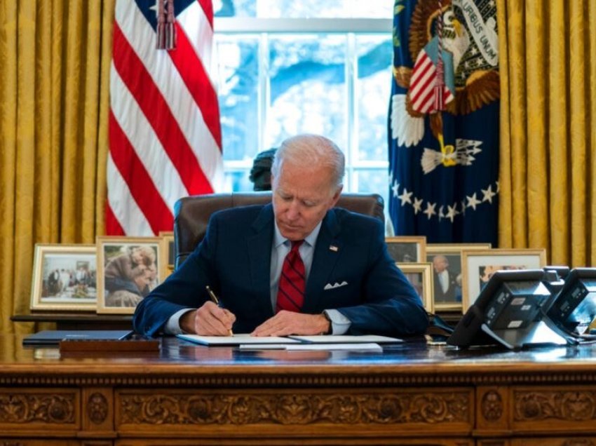 Presidenti Biden heq kufizimet ndaj të drejtave riprodhuese të grave