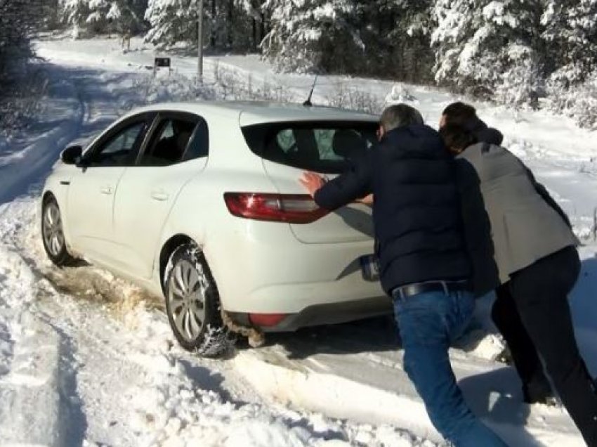 Momenti kur vetura e Komunës bllokohet në borë