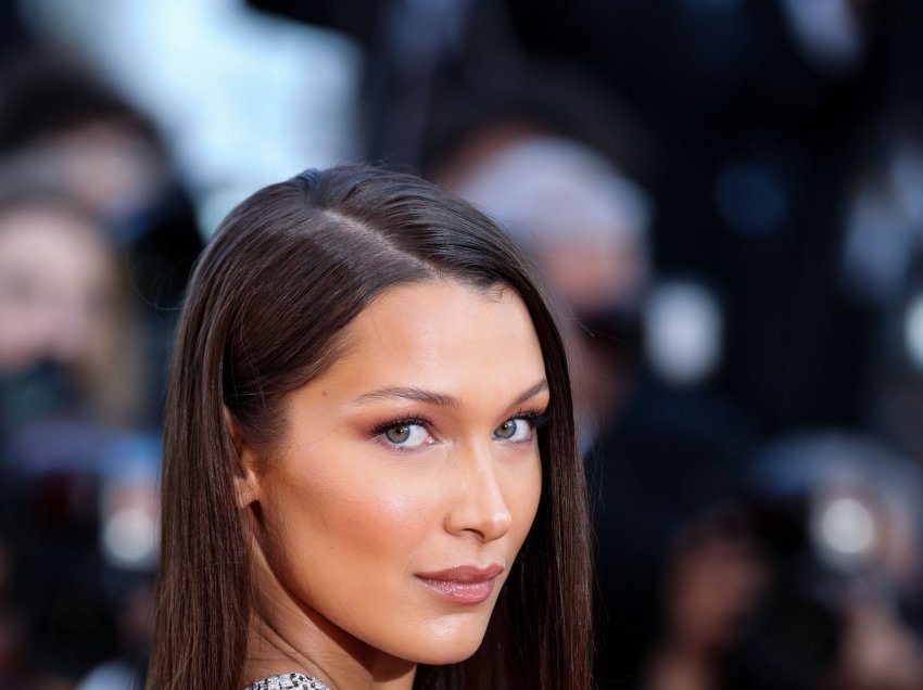 Pa të brendshme në setin e ri? Bella Hadid e ‘zjarrtë’ në këtë paraqitje