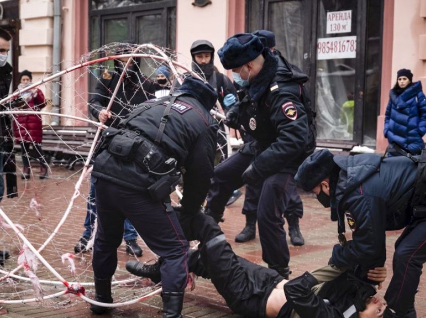 Rusia vendos në arrest shtëpiak aleatët e Navalnyt para protestave të paralajmëruara