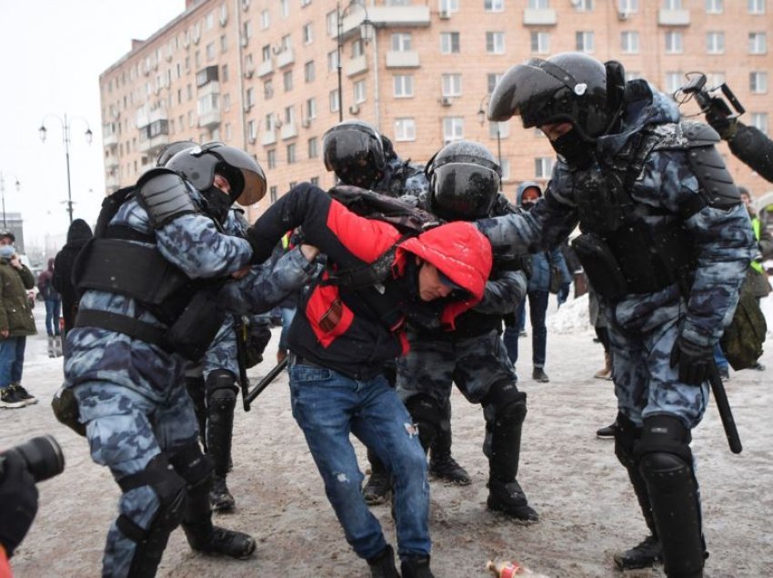 Mbi 3,000 të arrestuar në protestat në mbështetje së opozitarit, Navalny