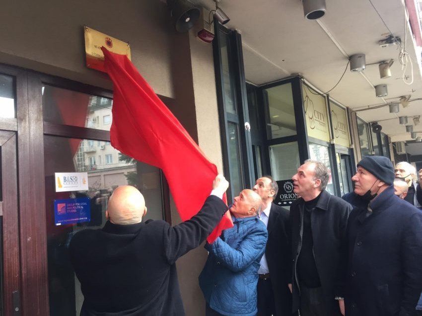 Në hyrjen e banesës së babait të Fatmir Limajt, vendoset pllaka përkujtimore