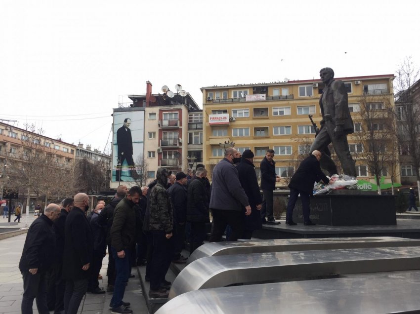 Bashkëluftëtarët vendosin kurora lulesh te shtatorja e heroit Zahir Pajaziti