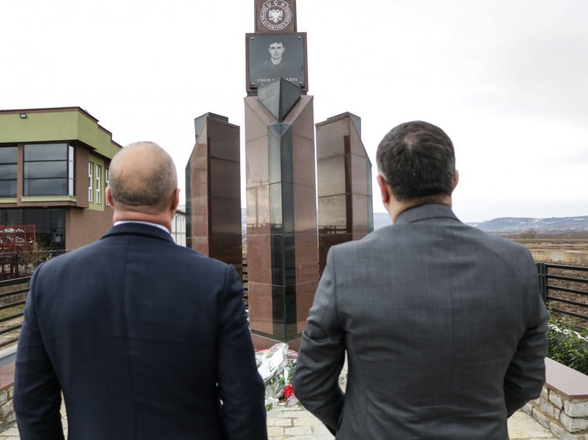 Haradinaj bën homazhe në Pestovë, vendin ku ranë Zahir Pajaziti, Edmond Hoxha dhe Hakif Zejnullahu