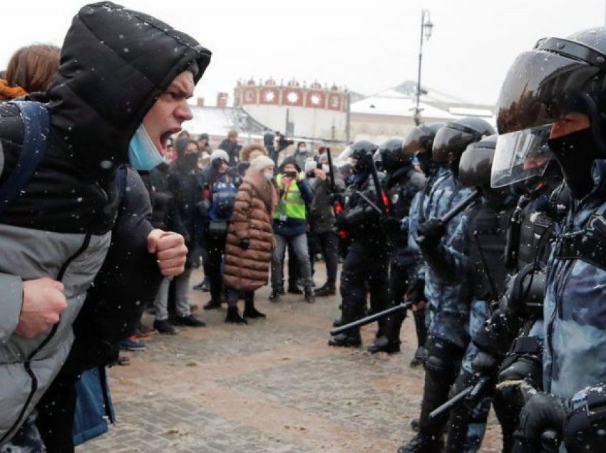 Policia ruse arreston mbi 2 mijë protestues të opozitës që kërkojnë lirimin e Navalnyt