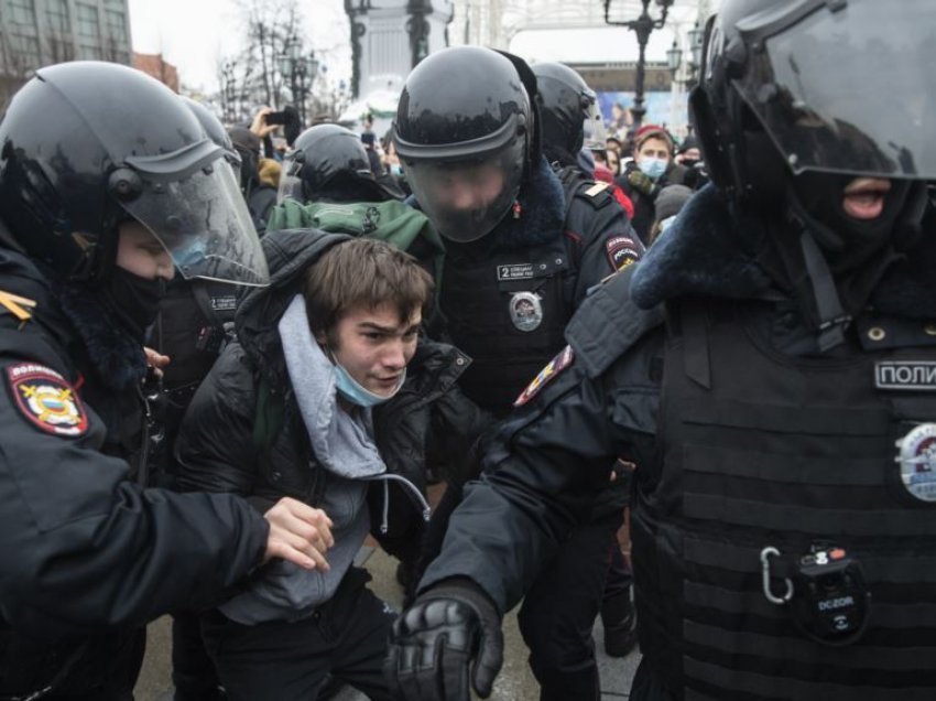 Qindra të ndaluar në protestat për Navalnyn në Rusi