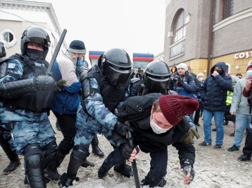 Qindra të arrestuar në protestat e së dielës në Rusi, ja çka shkruan VOA