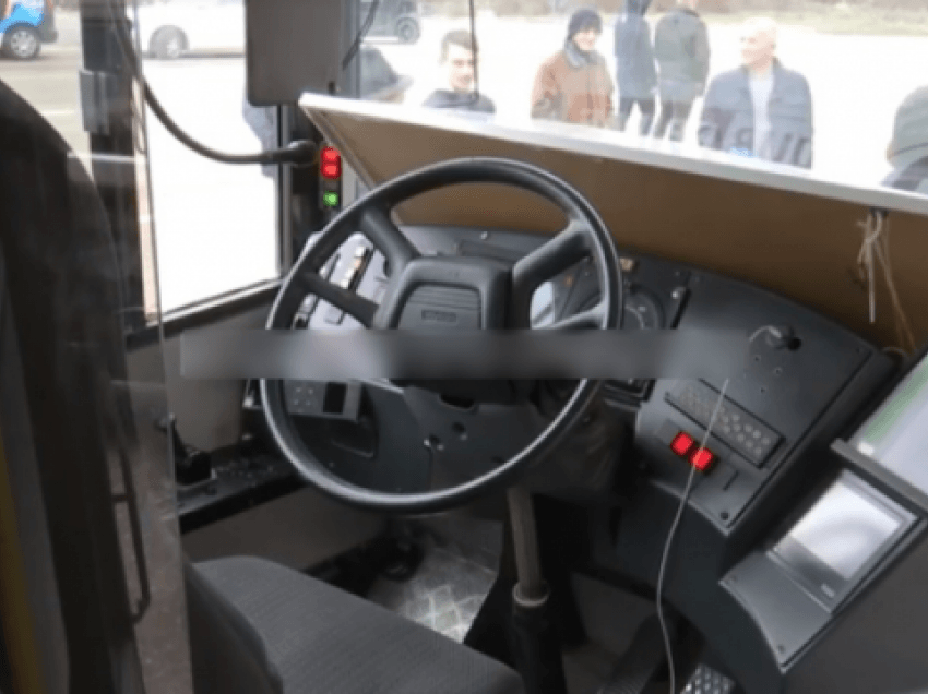 Mërgimtarët AAK-së ia bëjnë dhuratë një autobus për ta realizuar fushatën