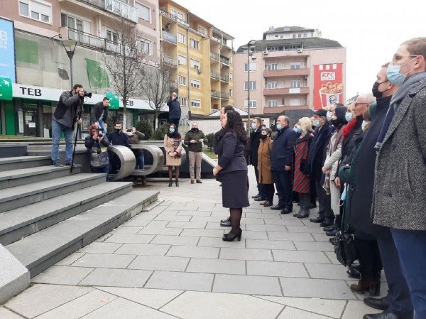 Osmani e Kurti bëjnë homazhe pranë shtatores së Zahir Pajazitit