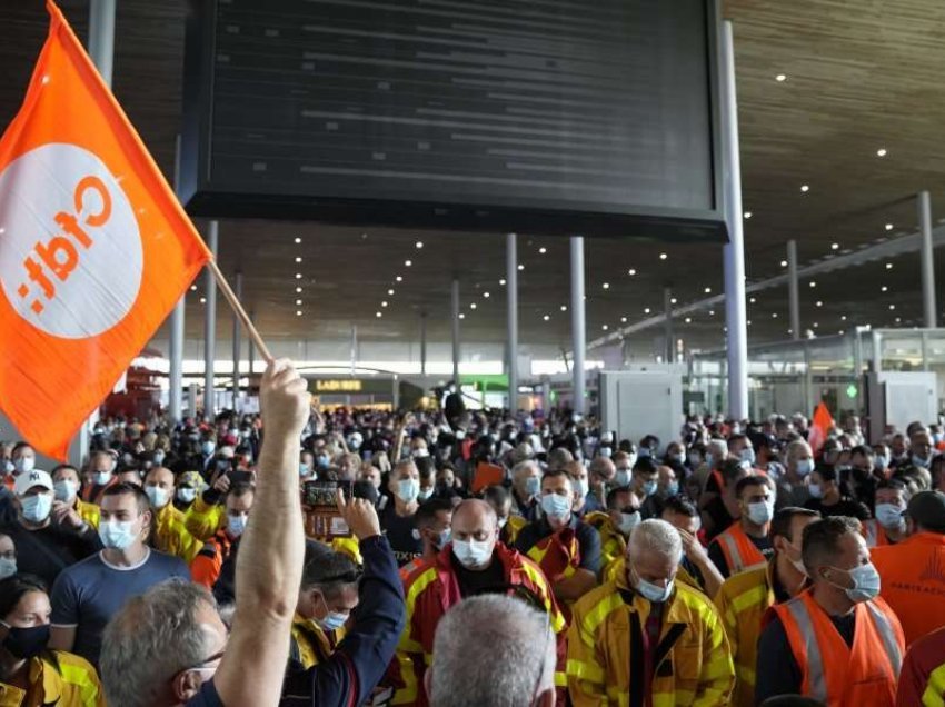 Kaos në aeroportin e Parisit 