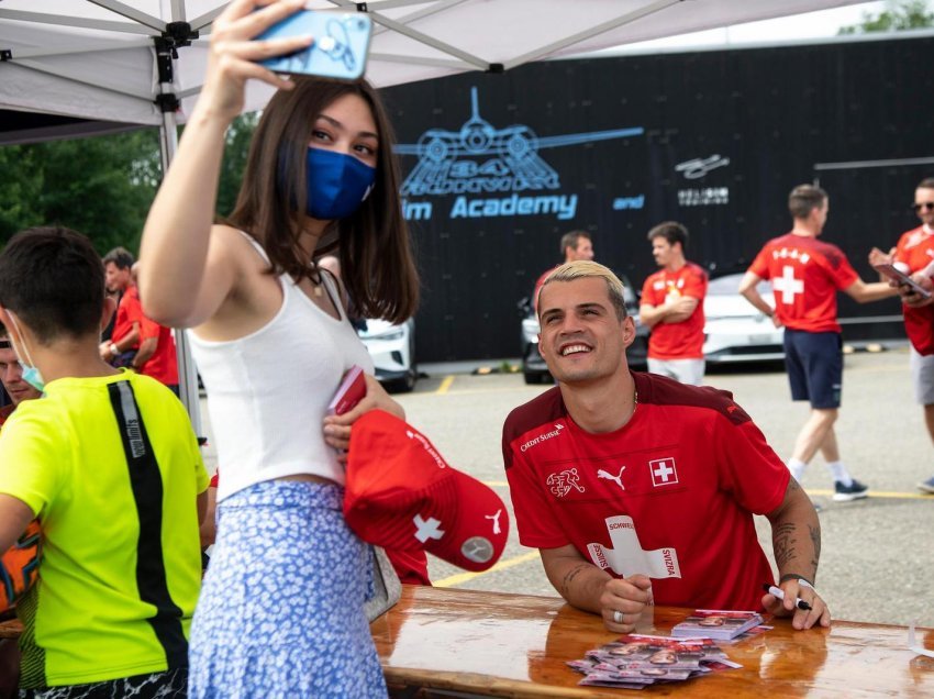 Ja më kë fotografohet Granit Xhaka, mesazhi i tij