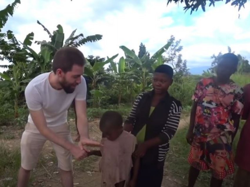 Momenti i bukur kur vajza e vogël afrikane shikon për herë të parë një të bardhë