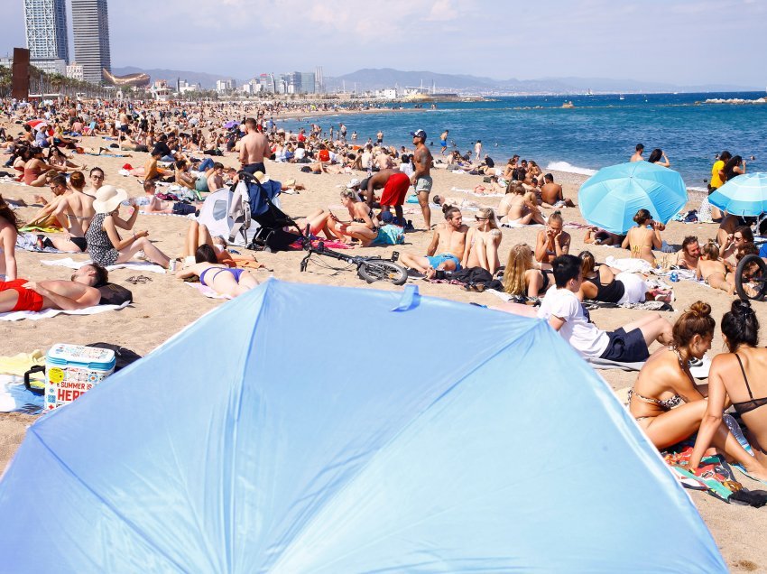 Rriten rastet e reja me COVID-19 në Barcelonë