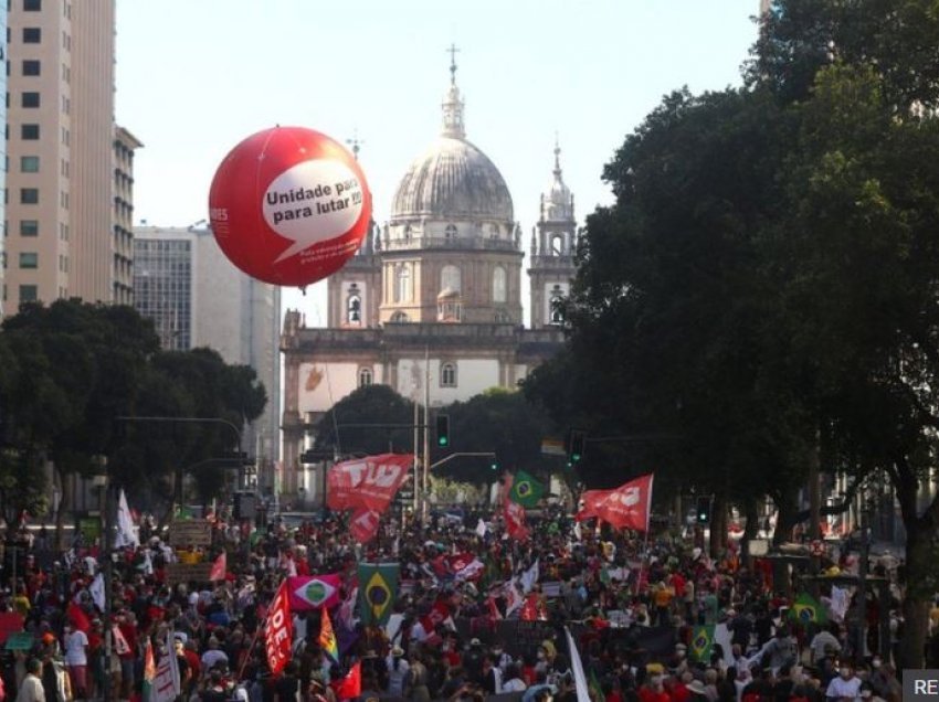 Mijëra njerëz protestojnë në Brazil kundër presidentit për mosmenaxhim të pandemisë