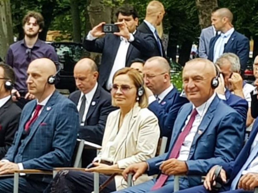 Ceremonia e vendosjes së bustit të Skënderbeut në Budapest, Meta shfaqet krah Kryemadhit