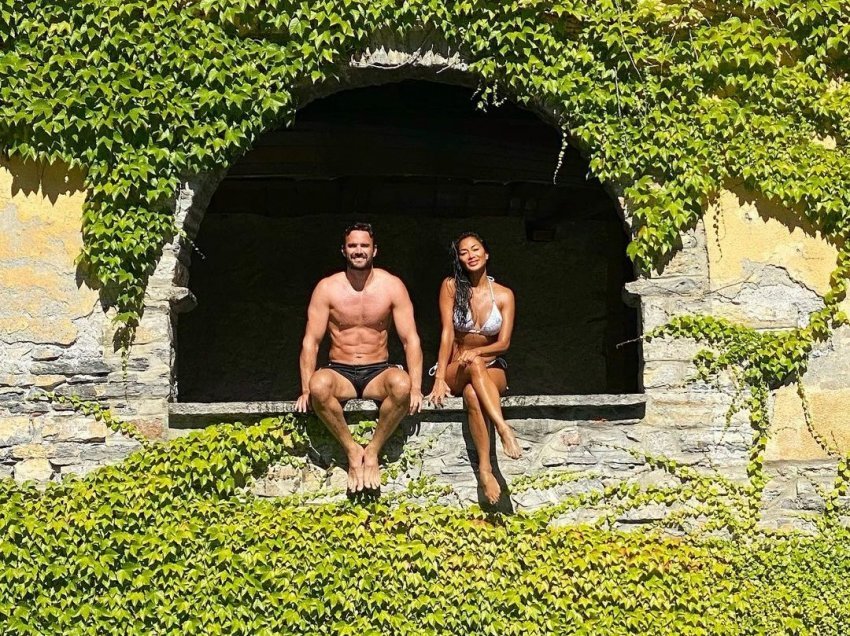 Nicole Scherzinger tregon muskujt e saj të tonifikuar në pushim së bashku me Thom Evans