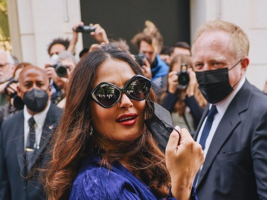 Salma Hayek duke joshëse teksa pozon me bashkëshortin në Paris