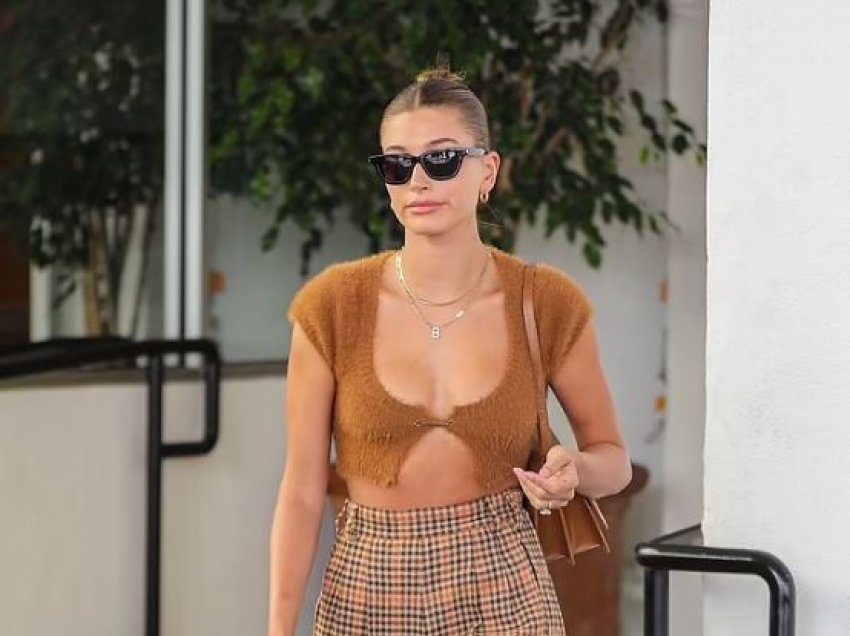 Hailey Bieber shfaqet seksi në Los Angelos