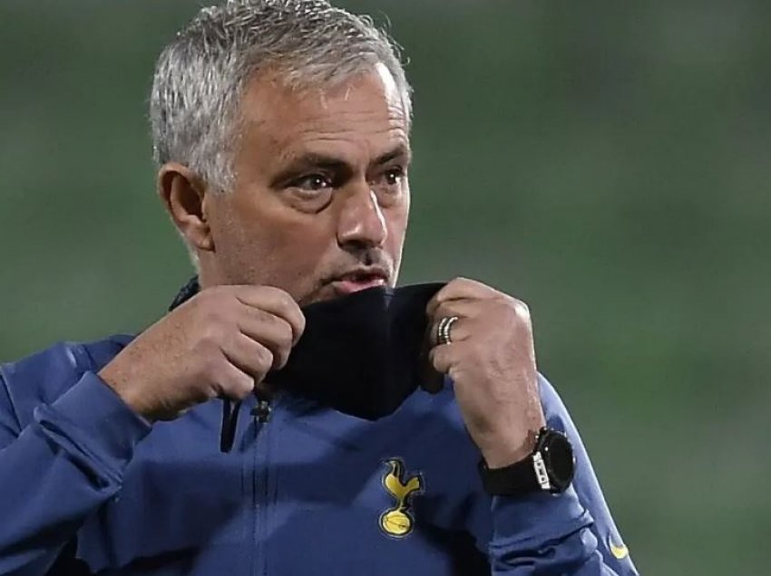 Mourinho shkon në stërvitje me Vespa