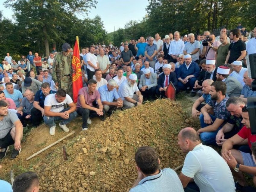 ​Varroset babai i ish-kryeparlamentarit, shumë të pranishëm në ceremoni, por jo edhe Kadri Veseli