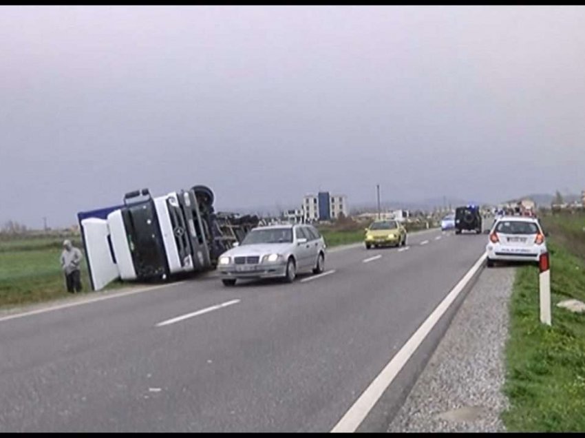 Përmbyset trajleri në autostradën Lezhë-Laç