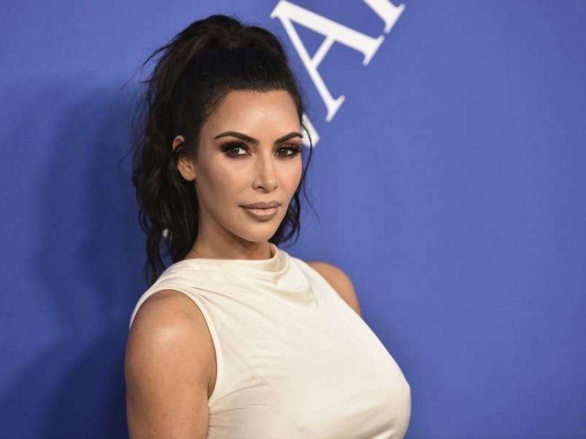 Kim Kardashin ndan një përqafim të embël me djalin  në plazh