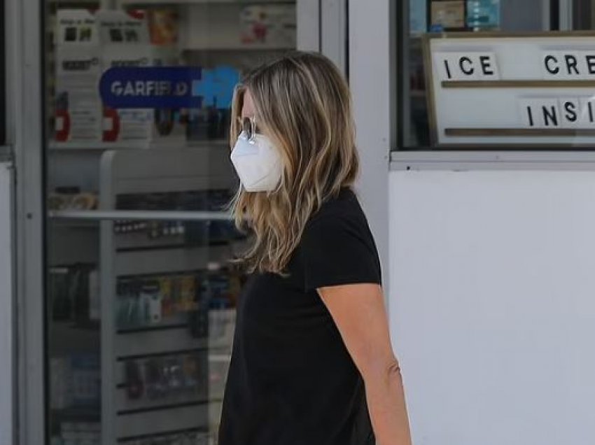 Jeniffer Aniston fotografohet nga paparazzet derisa del nga një klinikë e lëkurës