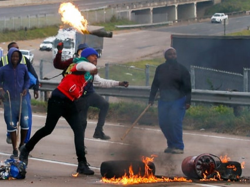 Arrestohen 28 persona gjatë protestës në Afrikën e Jugut