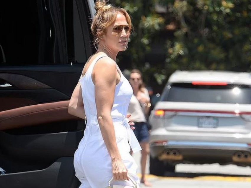 JLo shfaqet në të bardha në Malibu