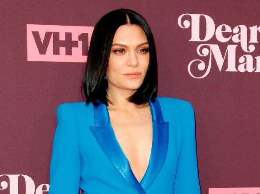 Jessie J tregon sensin e saj të çuditshëm të modës