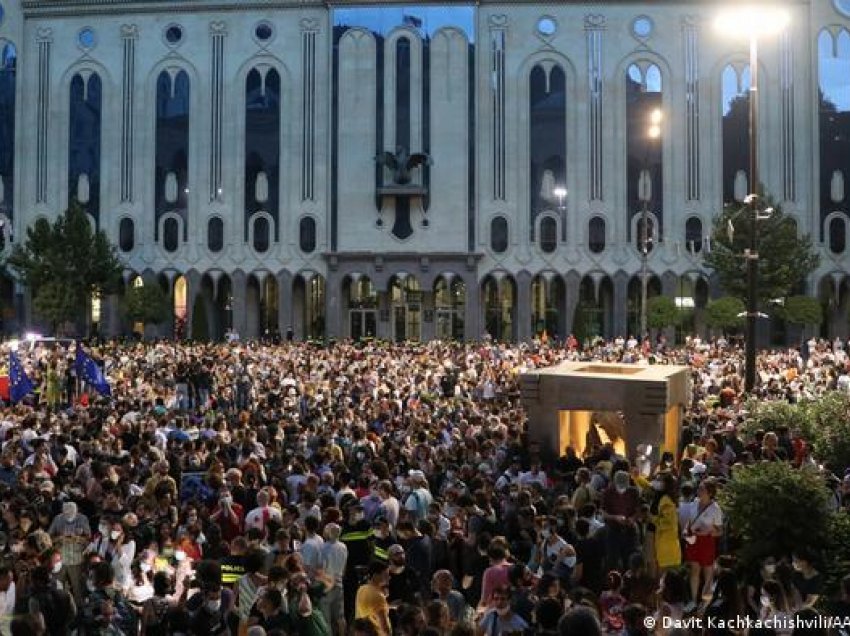 Pas vdekjes së gazetarit: protesta kundër qeverisë gjeorgjiane