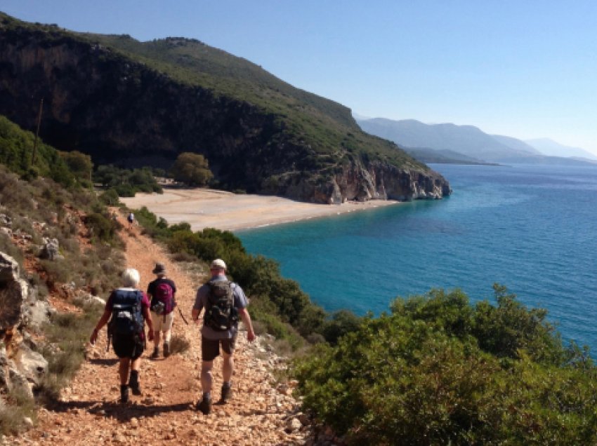 Turistët e natyrës/ Plazhi i Porto Novës në Vlorë, tërheq shumë të huaj