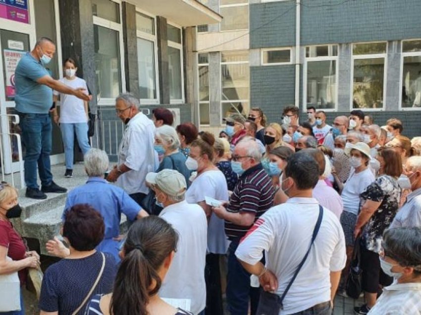 Turma të mëdha poliklinikave për vaksinim, intervenonr policia 