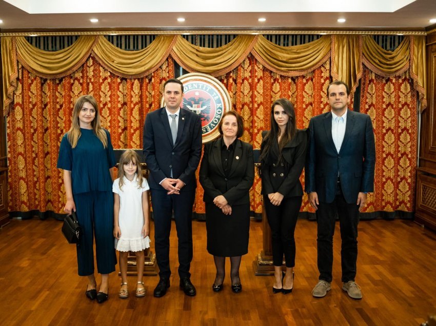 Abdixhiku vizitë te familja e ish-presidentit Rugova: Kosovën e tij e jetojmë sot