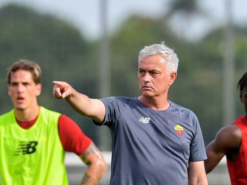 Jose Mourinho i zgjat dorën ish-lojtarit, ka fjalë të mëdha