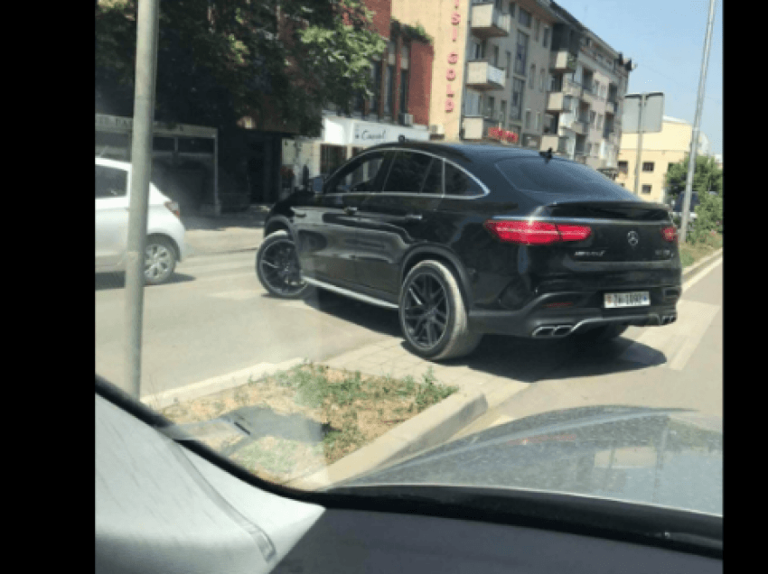 Mërgimtarin që e ktheu veturën në zebra në Prishtinë e denoncojnë tek policia zvicerane