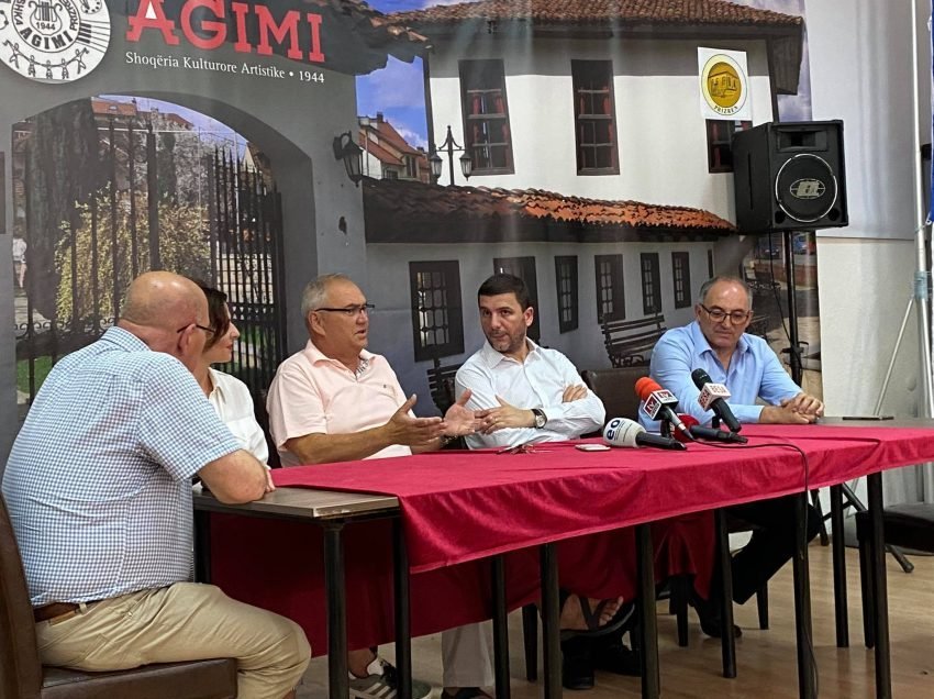 Krasniqi viziton komunitetin artistik në Prizren, i pakënaqur me gjendjen në këtë komunë